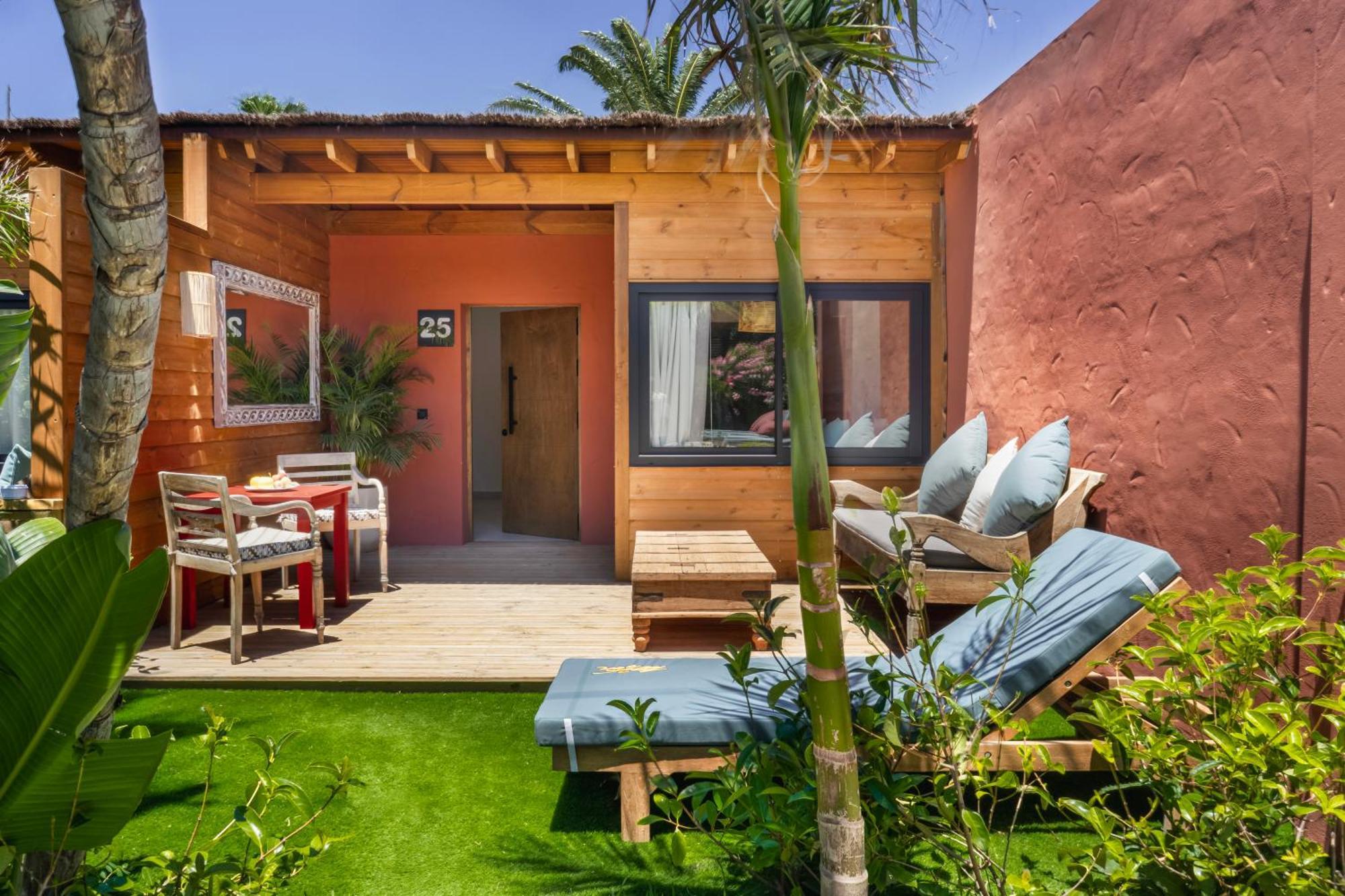 100% Fun Hotel Tarifa Exterior photo