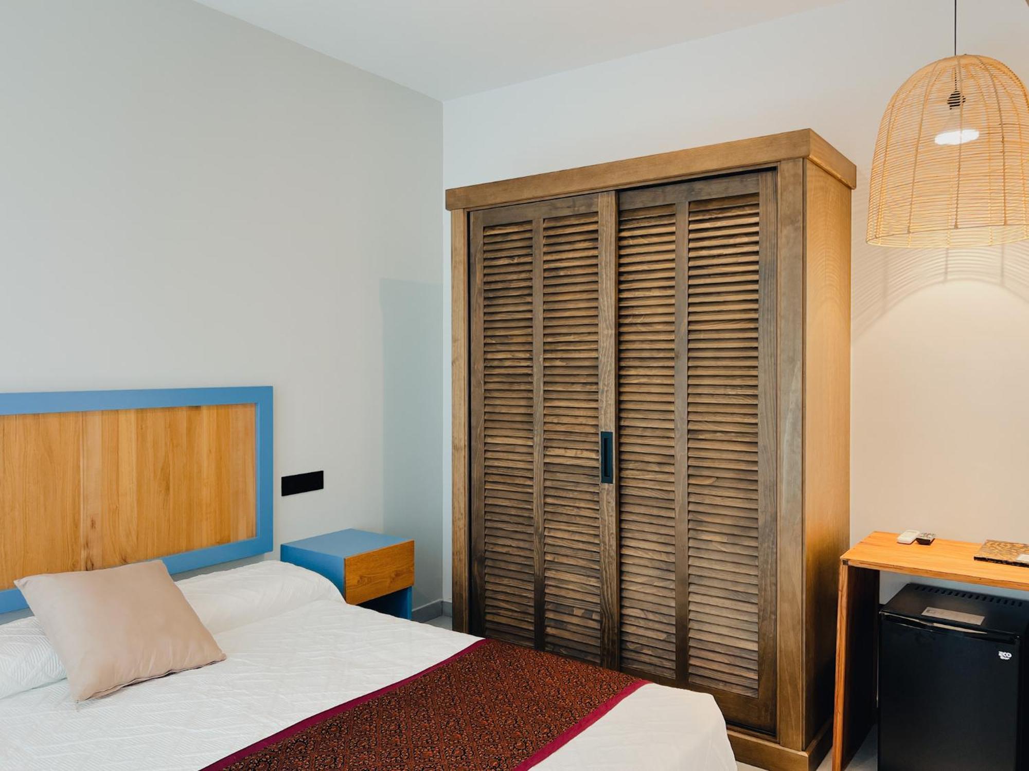 100% Fun Hotel Tarifa Exterior photo